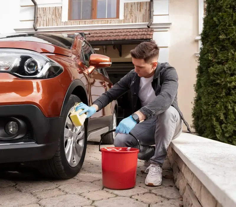 Lavage auto à domicile Quézac : professionnel intervenant sur un véhicule